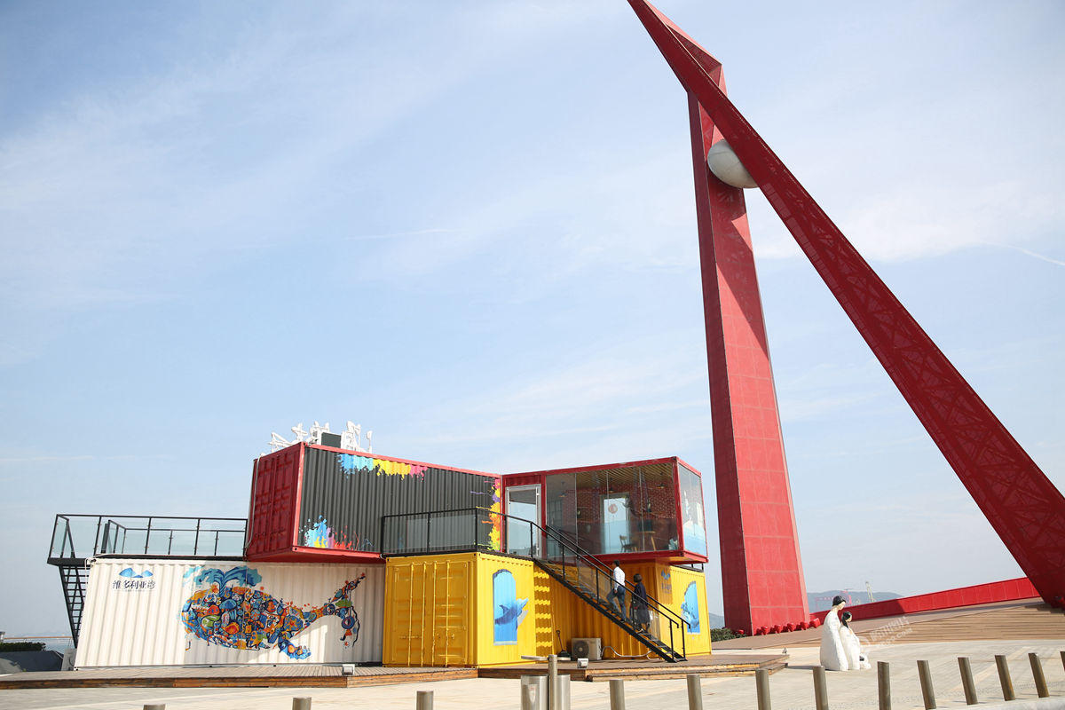 创意满满!青岛现海洋元素"集装箱"咖啡书吧