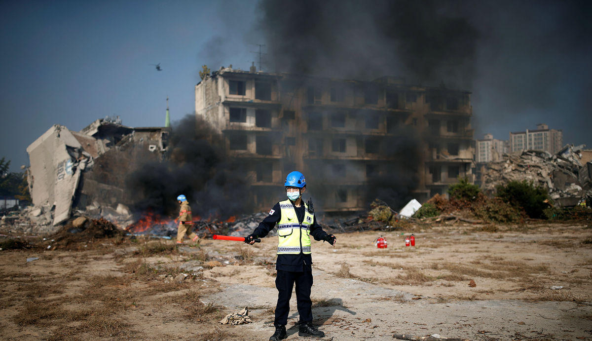韩国举行地震演习场面逼真如拍灾难片