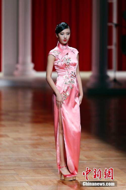 中国国际时装周开幕模特t台展现浓浓民国风