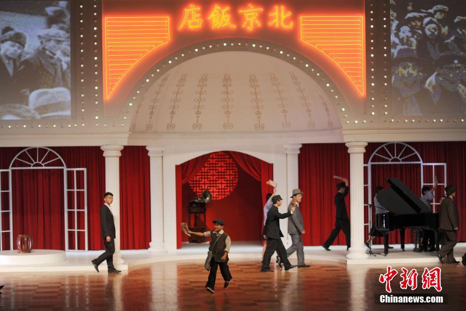 中国国际时装周开幕模特t台展现浓浓民国风