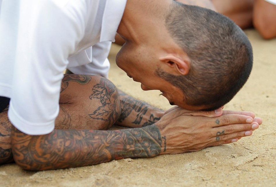 组图泰国囚犯跪地摆人体拼图悼念国王普密蓬