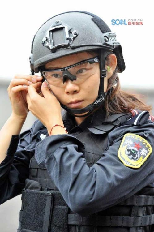 女特警上演大比武高颜值霸王花帅气亮相