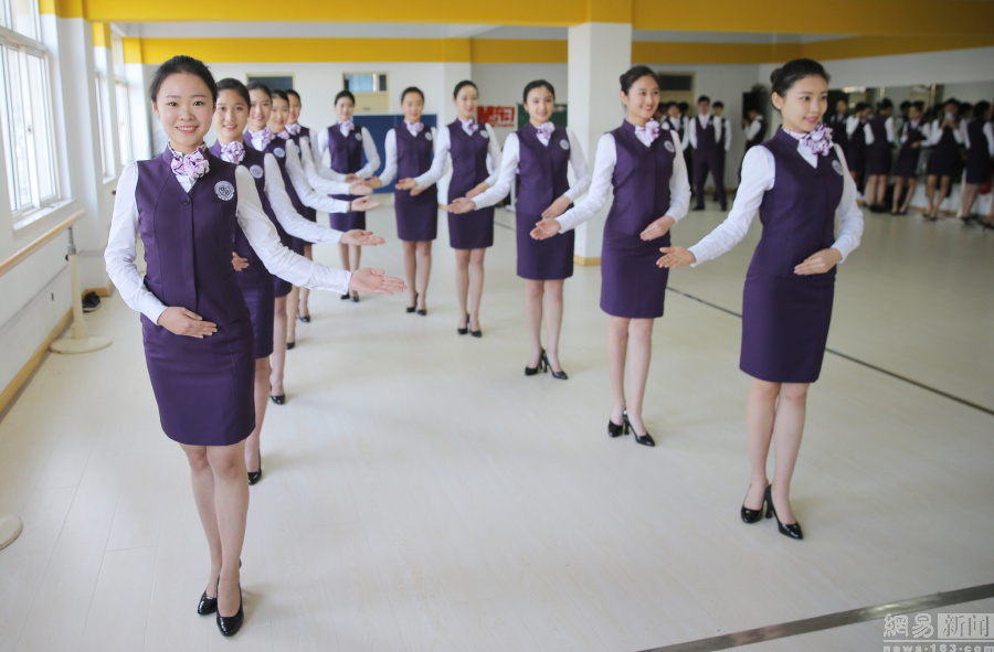 青岛高中女生身穿制服练仪态备战空乘艺考