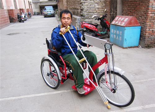 "无腿行者"张庆利现身山东 手摇轮椅欲爬泰山