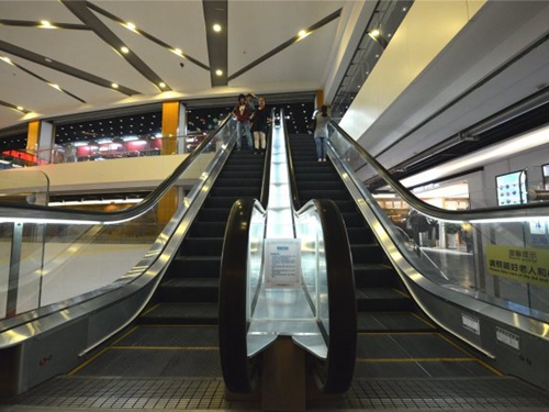 七旬夫妇推购物车上扶梯摔瘫痪 法院:超市不担责