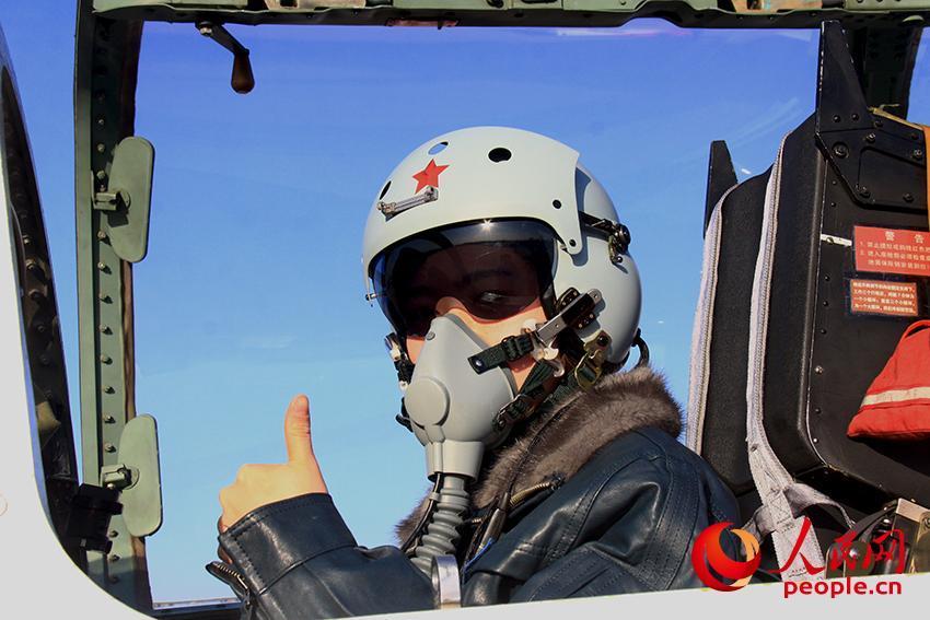 女飞行学员自信地竖起大拇指女飞行学员驾机编队起飞女飞行学员登机