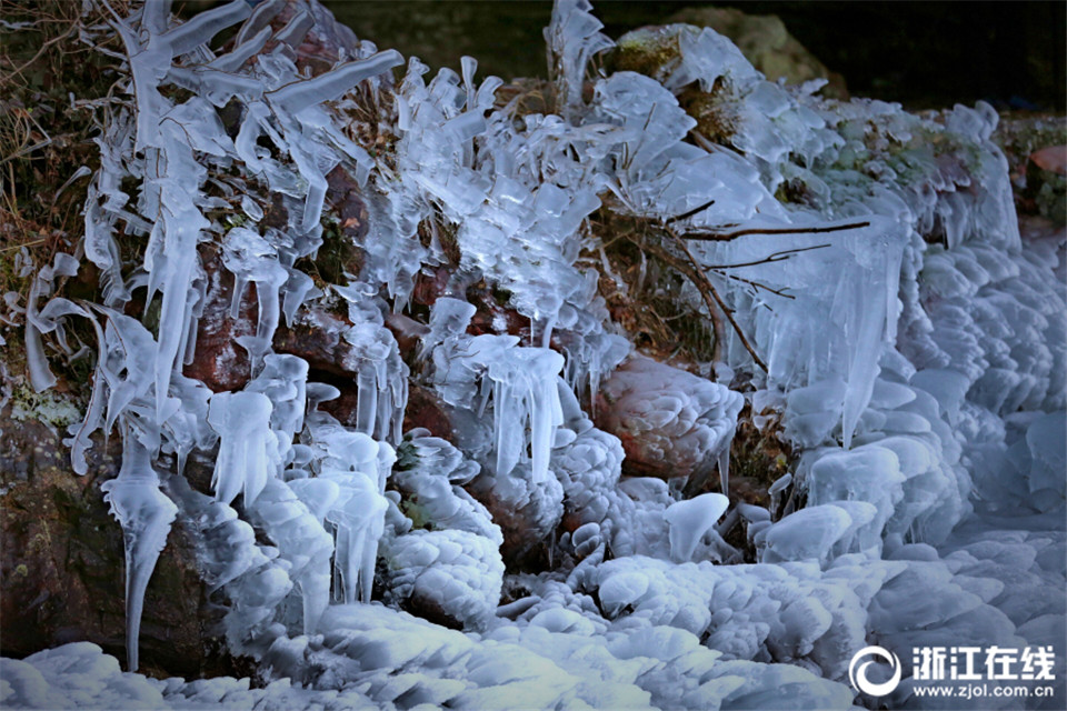 晶莹剔透!岩溶洞瀑布结冰瀑 宛如童话世界