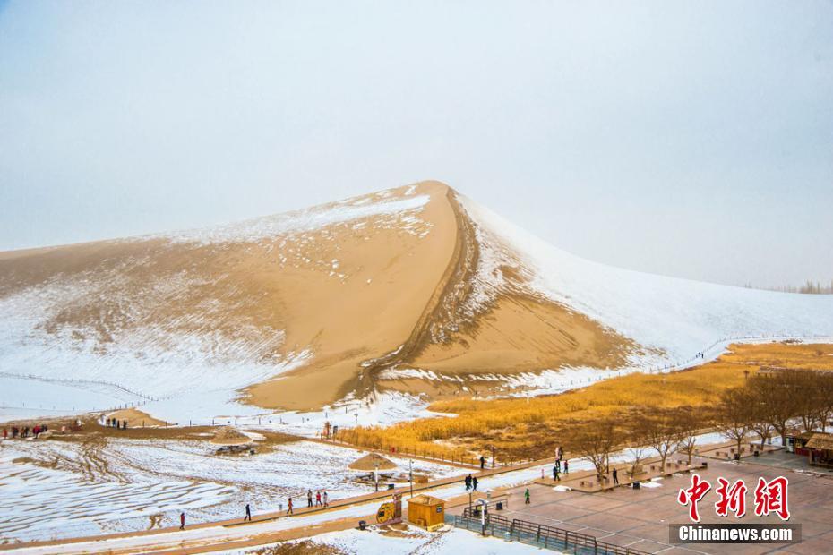 甘肃敦煌迎新年首雪 月牙泉"沙雪交融"