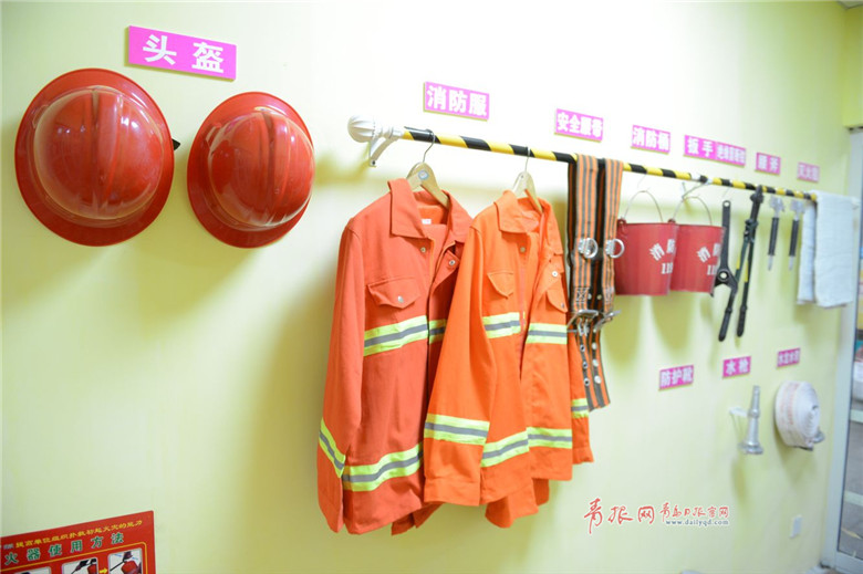 图为消防装备整齐挂在墙上.记者 傅学军 摄