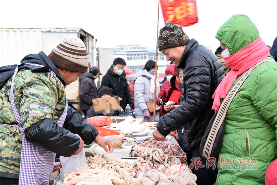 传统集市人声鼎沸 河套大集年味儿浓
