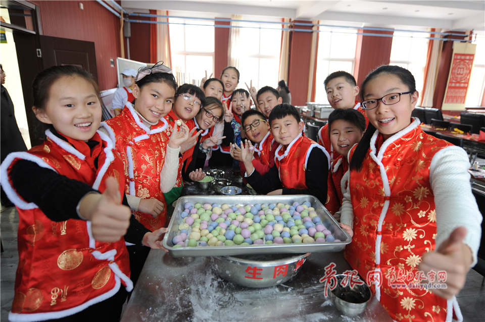 学剪纸包汤圆小学生传承传统文化喜迎元宵佳节