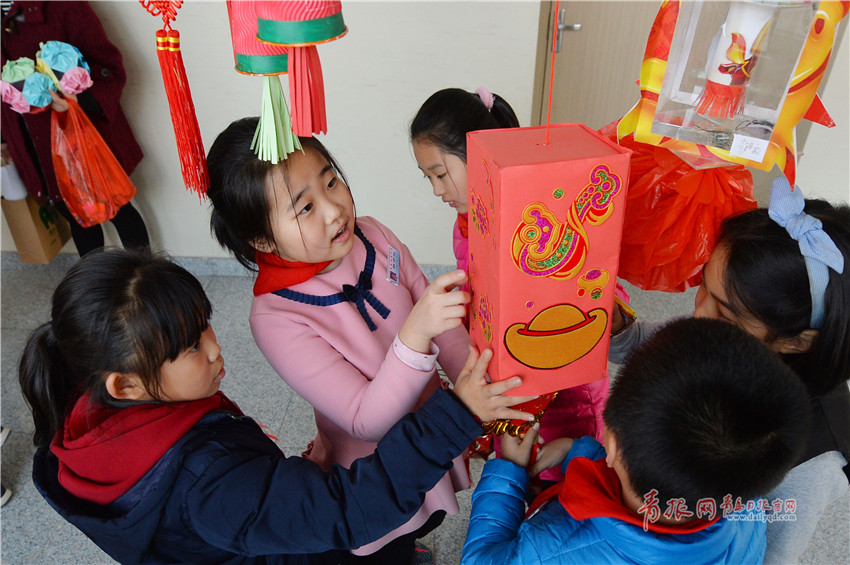 3月1日,青島濱海學校的小學生在自己製作的