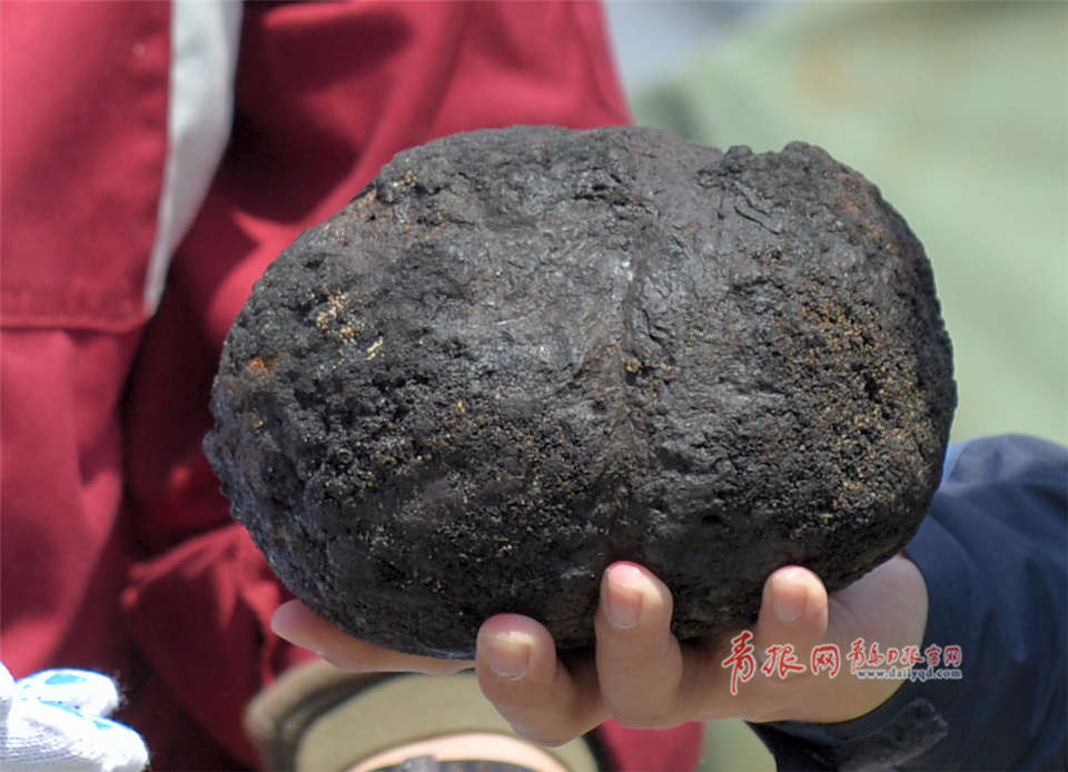 徐奎栋介绍:富钴结壳又叫铁锰结核,是珍贵的矿藏资源,采自麦哲伦海山