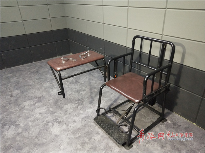 室内的摄影棚.▲室内的摄影棚.▲室内的摄影棚中的审讯室场景.