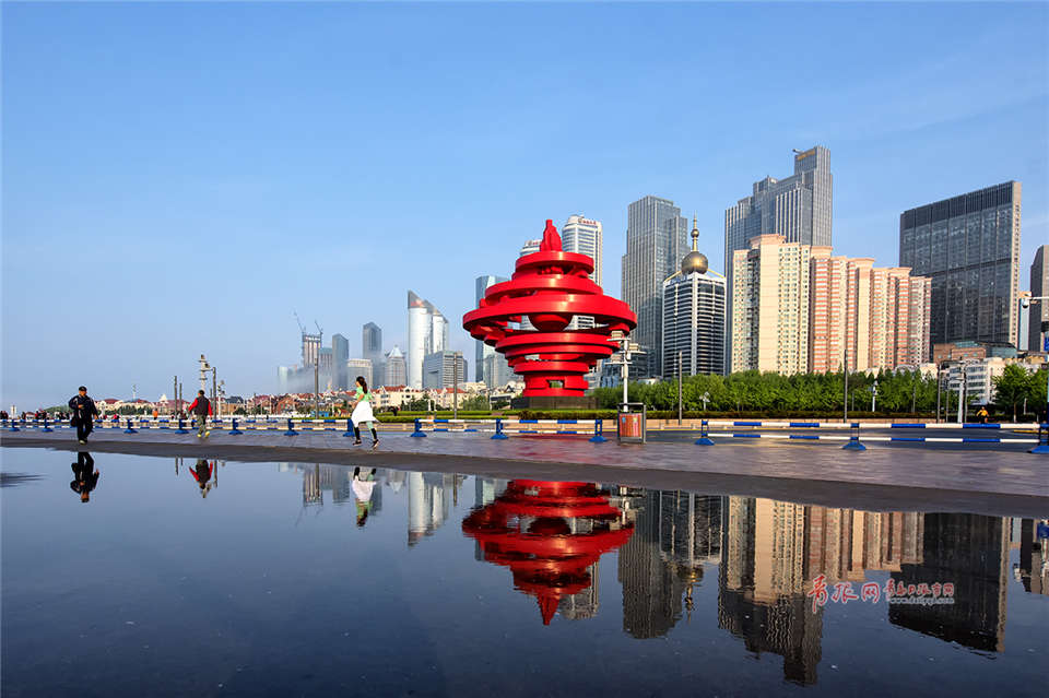 雨后五四广场倒映水中 摄影师记录对称美景