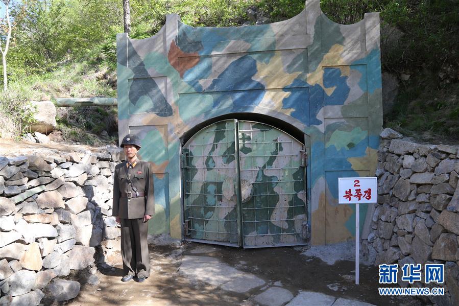 这是5月24日在朝鲜咸镜北道吉州郡的丰溪里核试验场拍摄的爆破前的二