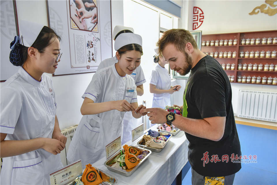 拔罐,针灸,推拿 外国留学生青岛体验中医疗法