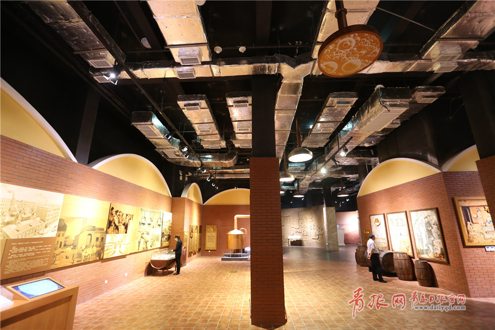 市民王女士在位于青岛西海岸啤酒城的啤酒文化博物馆参观.
