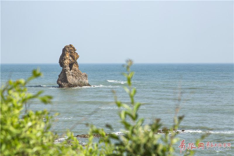 实拍崂山石老人风景区蓝天碧海宛如山水画卷