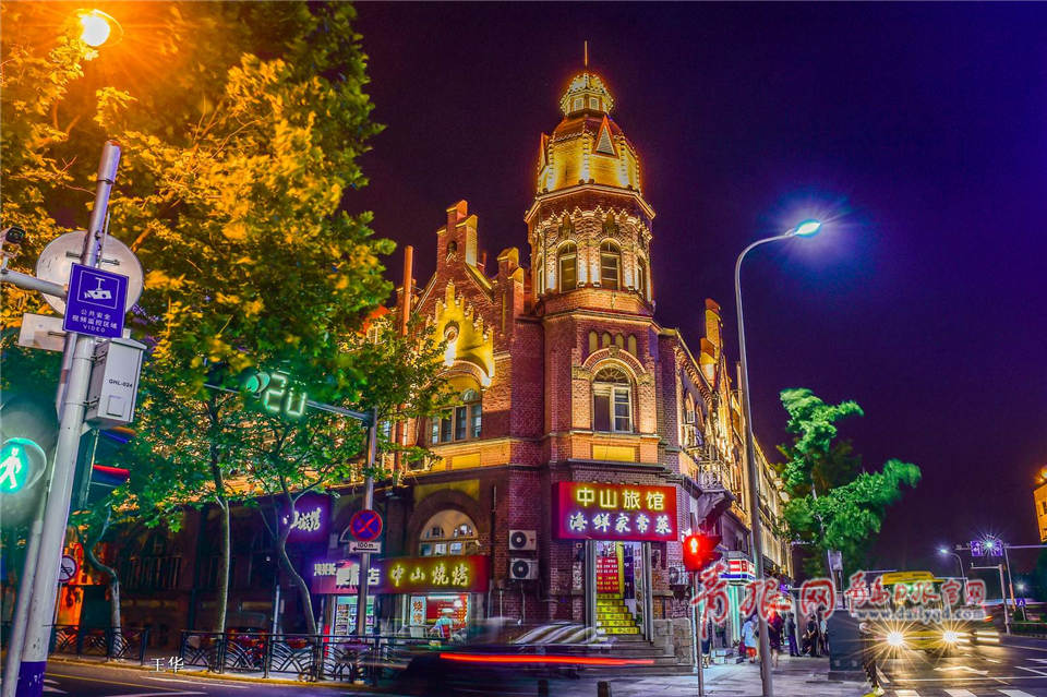 ("青岛观"摄影师 王华)夏夜的中山路流光溢彩.夏夜的中山路流光溢彩.