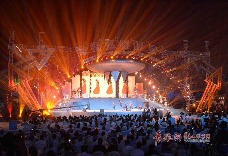 震撼火舞秀在金沙滩啤酒城首演