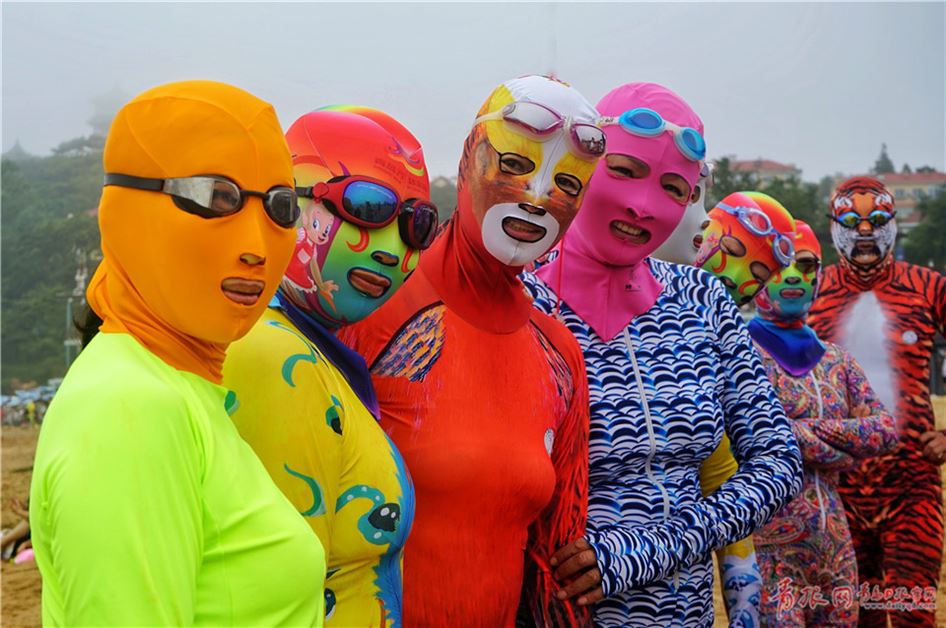 独特风景!青岛大妈一浴海滩大秀脸基尼