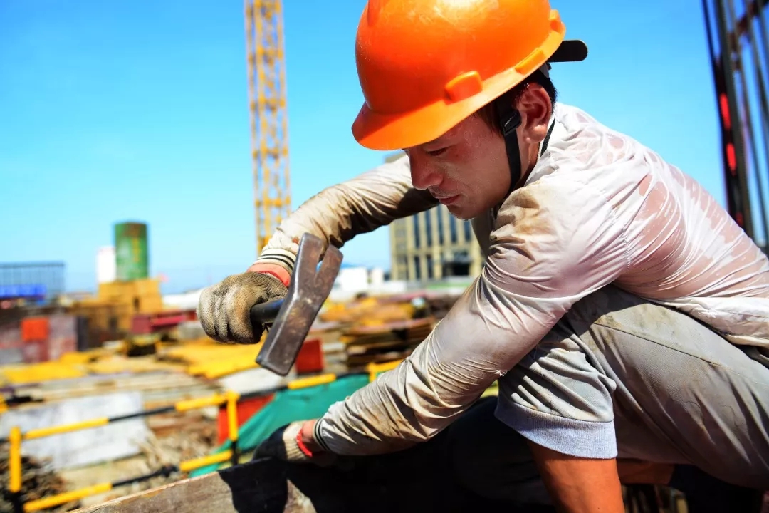 在烈日下坚持工作