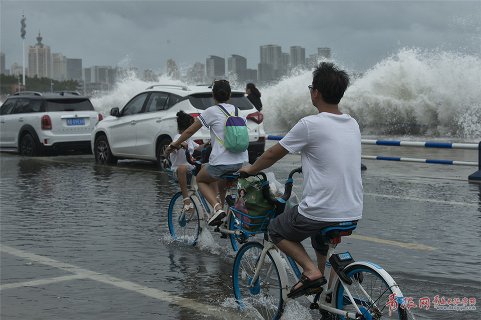 实拍:澳门路遭海浪"袭击" 汽车海水中抛锚
