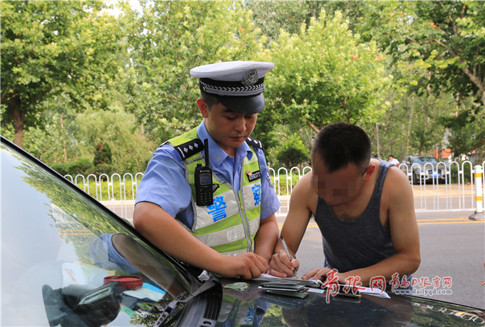 男子無證開車遇交警棄車跳河 體力不支終被抓