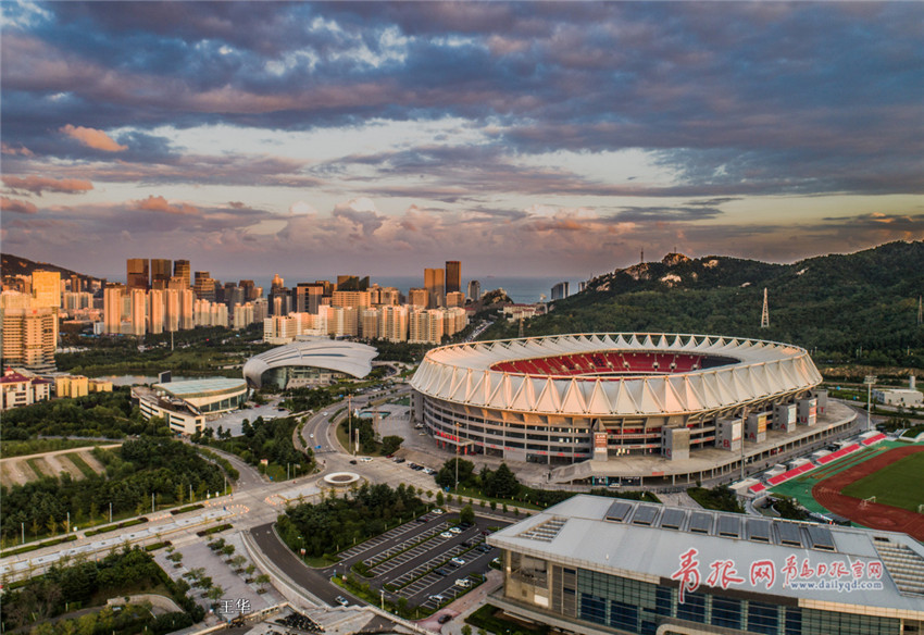 雲霞中的青島國信體育中心.