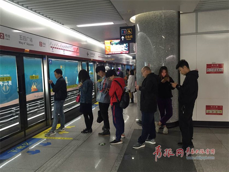 实拍青岛地铁低头族这里边有你的身影吗