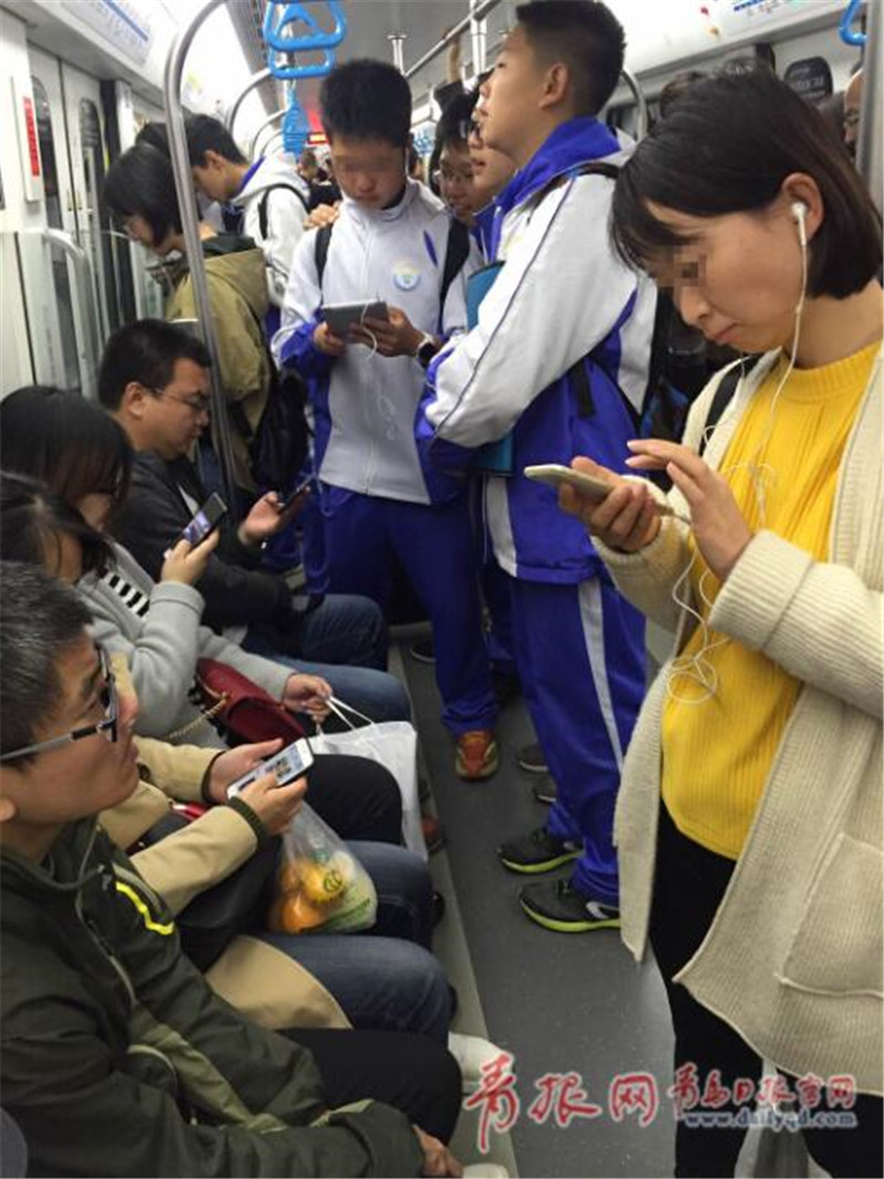 实拍青岛地铁低头族这里边有你的身影吗