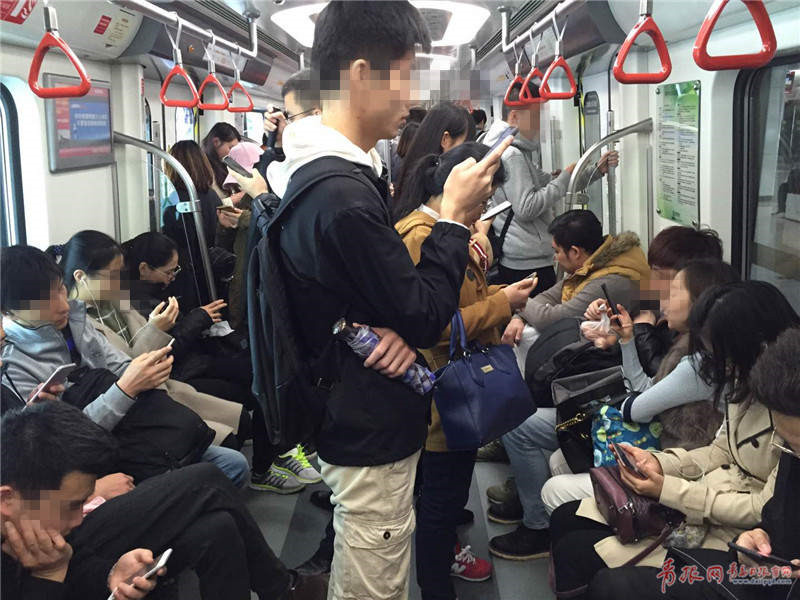 实拍青岛地铁低头族这里边有你的身影吗