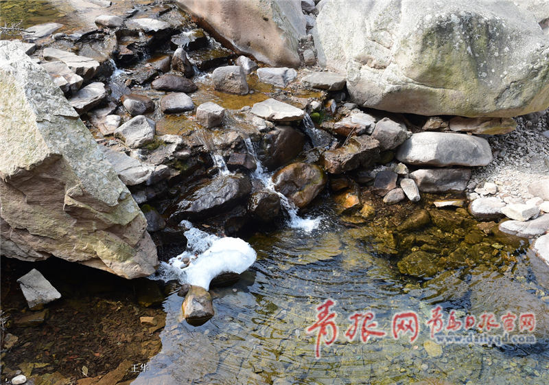 初春冰雪消融,嶗山北九水山泉清澈見底.