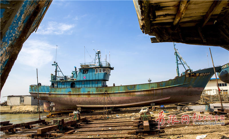 坞台船歌实拍红岛船厂工人维修渔船