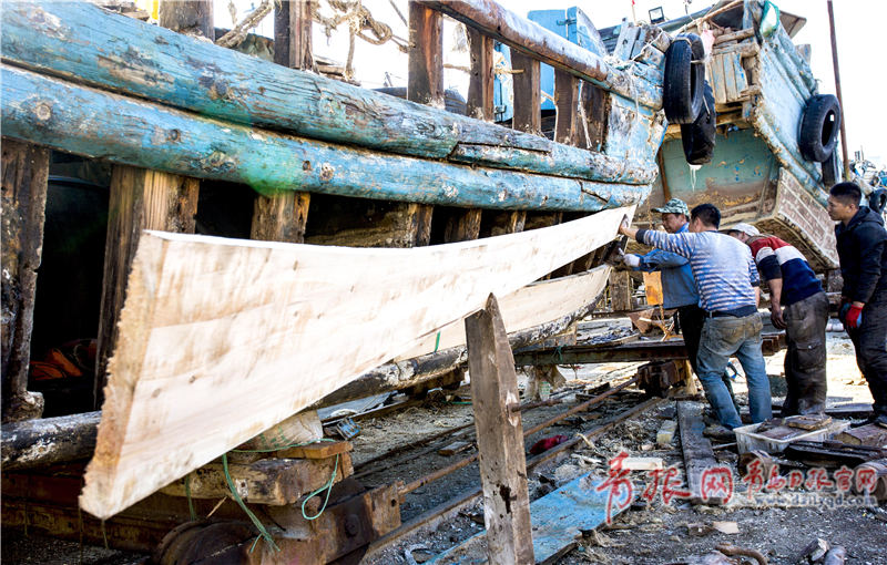 坞台船歌实拍红岛船厂工人维修渔船